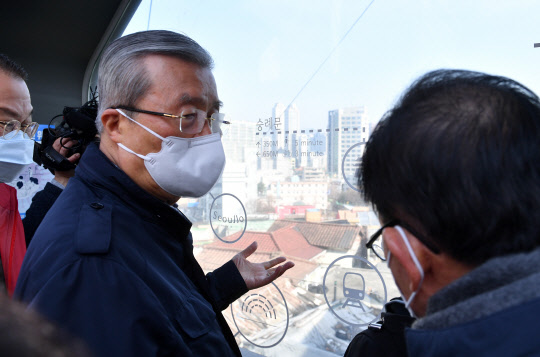 김종인 비상대책위원장이 3일 서울 용산구 서계동 도시재생사업 현장을 둘러보고 있다. 연합뉴스